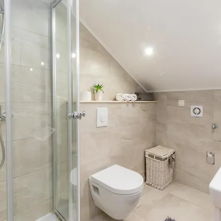 Holiday home Five-bedroom In Prizba