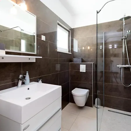 Five-bedroom In Holiday home Prizba