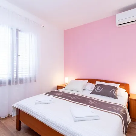 Five-bedroom In Holiday home